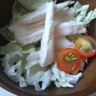 茹で鶏むね肉とキャベツミニトマトのシーザーサラダ